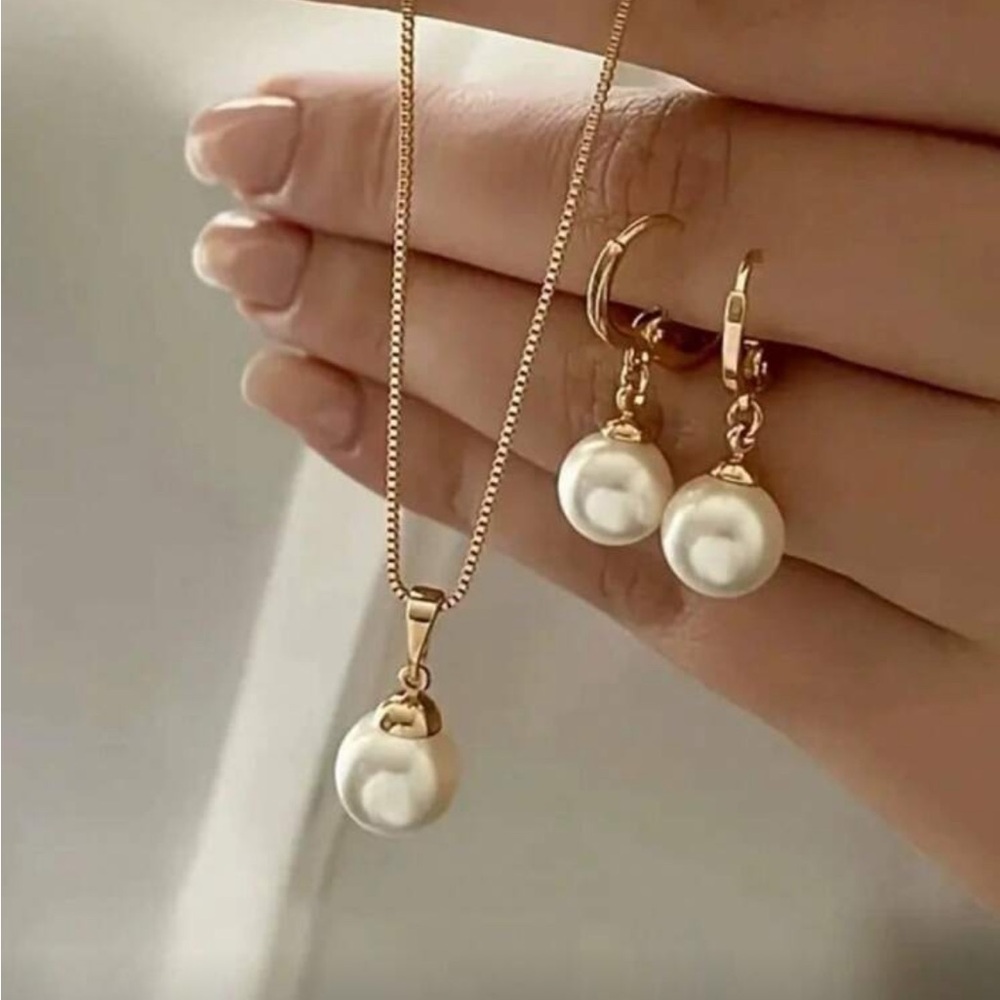 Elegant Gold and Pearl Jewelry Set